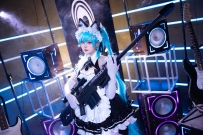蓝发小女仆